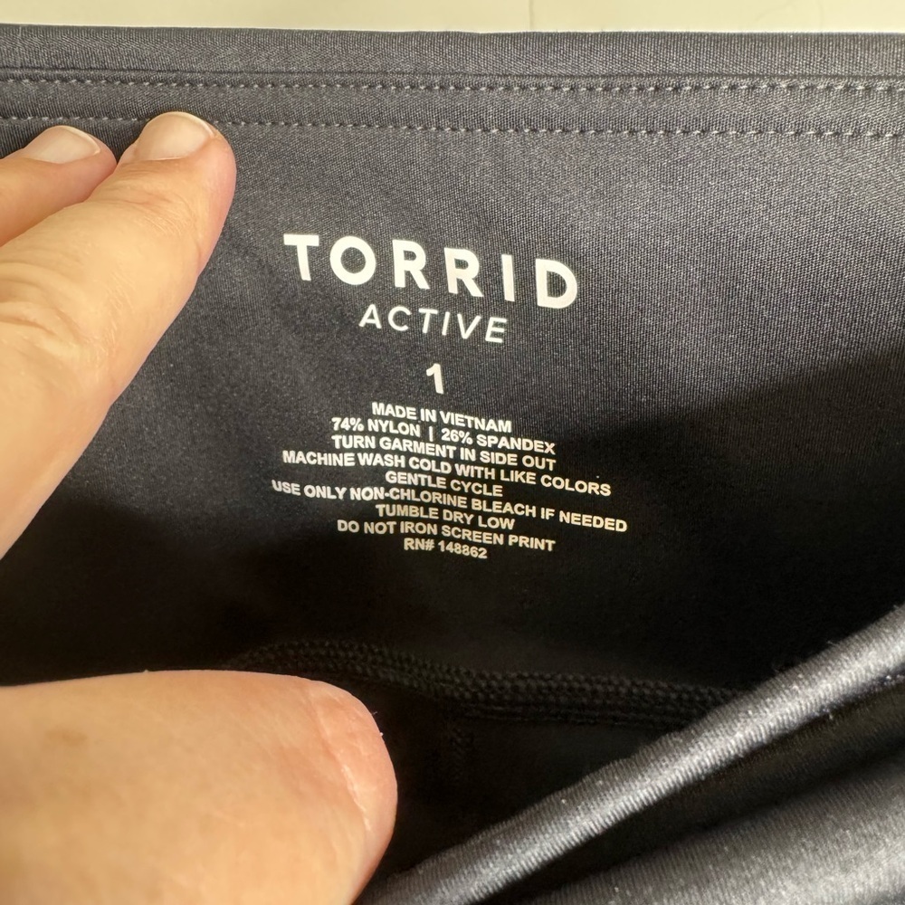 NWT TORRID Size 1 Black Capri with pockets - Picture 5 of 5